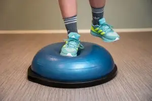 Kind balanceert op bosu bal