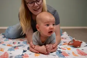 Kinderfysiotherapeut onderzoekt baby tijdens fysiotherapeutische behandeling