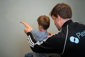 Kindermanueeltherapeut onderzoekt schouderklachten